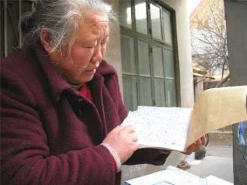 母亲乞讨5年走5万里为患尿毒症女儿治病