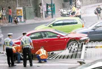 小轿车被撞后连翻四五个跟斗