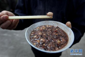 各地免费发放腊八粥 “白娘子”登场