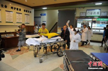 云南“8.03”地震伤员接受救治