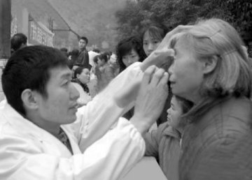 四川广安三下乡 为农民送健康