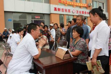 省金秋医院专家深入本溪市高新区社区卫生服务中心义诊