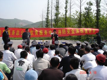 我校后勤服务总公司饮食服务中心开展消防安全宣讲演练活动