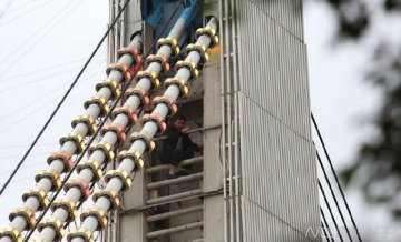 男子超生被卫计局划走11万 爬桥5小时抗议