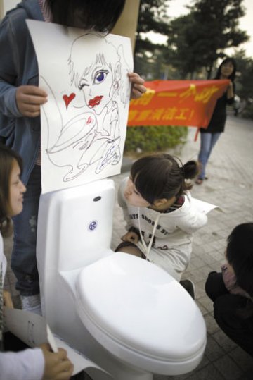 女网友当街亲吻马桶呼吁关注公共卫生