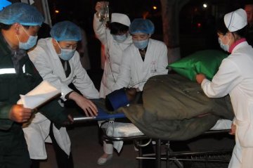 王家岭矿透水事故首批获救工人在医院接受治疗