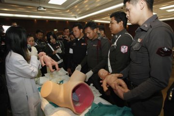 泰国交警模拟为孕妇紧急接生