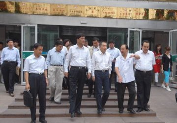 卫生部党组书记张茅在新疆人民医院调研