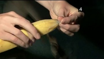 漂亮MM手把手教你戴避孕套