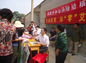 河北省邢台市疾控中心开展艾滋病/结核病防治联合宣传赶大集活动