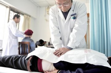 北京中医院传统疗法调理“节日病”