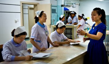 贵州人民医院：看病交费只排一次队