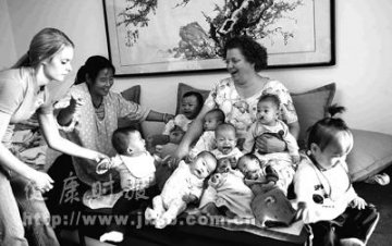 南非阿曼达女士放弃外教工作开办弃婴寄养点
