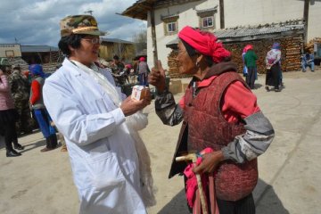 云南省双拥办组织“双拥在基层”巡回医疗活动