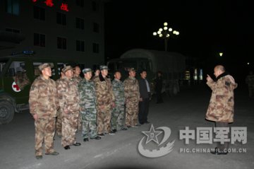 阿坝军分区医疗突击队奔赴地震灾区救灾