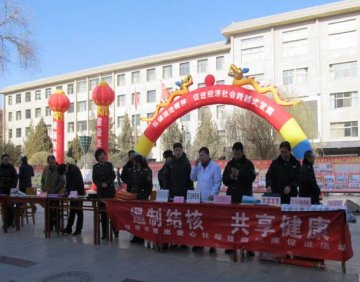 敦煌疾控中心利用全国法制宣传日活动宣传结核病防治知识