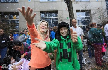 美医院空降人工雪为病童制造惊喜