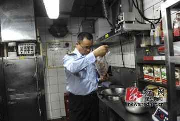 长沙真功夫被曝吃出不明异物 索10倍赔偿遭拒