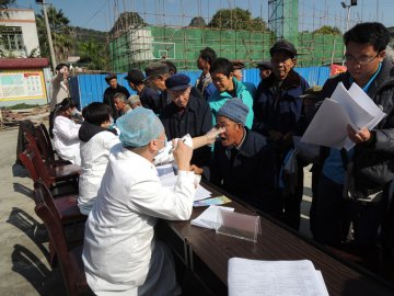 崇左市复退军人医院到天等县都康乡为优抚对象免费议诊