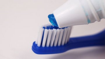 从刷牙的动作看人的性格 你用哪种方式挤牙膏？