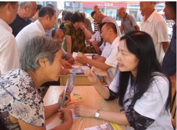 五福心脑清老年健康节深入基层送健康