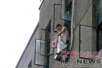 男子改病历遭拒裸体坐医院窗外图