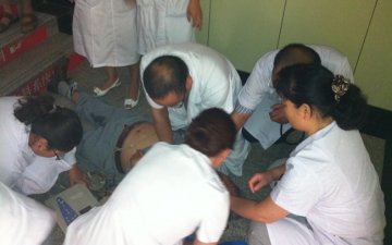 5分钟生死援救--甘肃省二院全力抢救晕倒老人