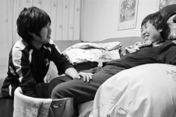 女孩欲带着脑萎缩妈妈出嫁