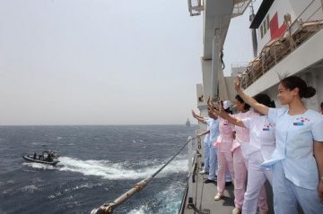 和平方舟首次为外国官兵提供医疗服务