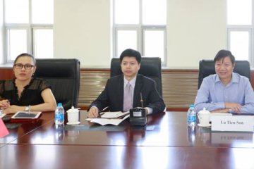 越南卫生部代表团一行17人来我中心访问