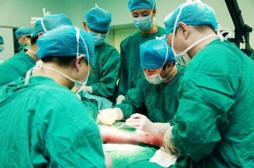 救人小英雄周美玲在中南大学湘雅医院接受治疗