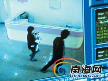 摄像头录下遗弃病弱男婴全过程图