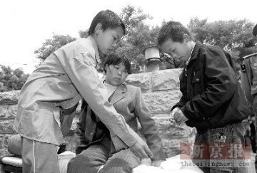 母亲患肾衰竭无钱医治 兄弟俩欲卖身救母