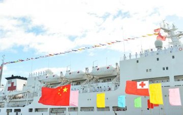 中国海军和平方舟医院船抵汤加开展医疗服务