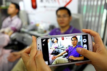 用手机拍下献血瞬间