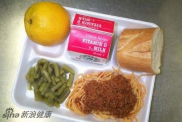 美国的学生午餐格外青睐的是牛奶和水果蔬菜