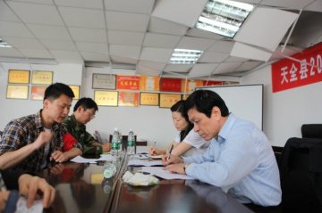 梁东明书记在四川雅安天全县指导救灾防病工作