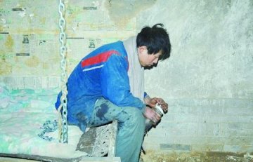 小伙患精神分裂被家人用铁链锁住脖子