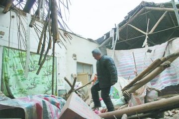 房屋突然坍塌 瘫痪老人爬出废墟喊人救出老伴