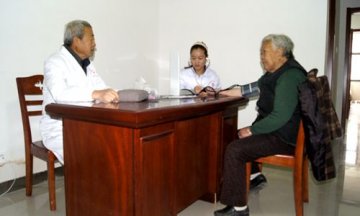 县中医院义诊活动走进社会福利院