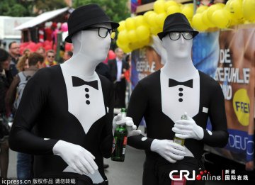 欧洲多国举行同性恋大游行 奇葩造型层出不穷