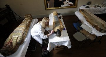 美医院开棺清理修复埃及2500年木乃伊
