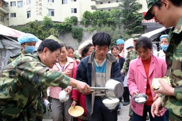 汶川战地见闻：军民鱼水情 胜似一家人