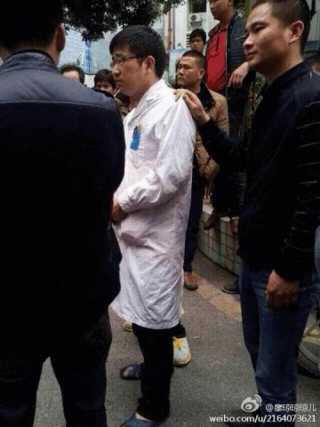 广东发生严重辱医事件：病死者家属押医生游行