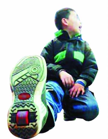 南京孩子流行“暴走鞋” 医生称危险易伤害跟腱