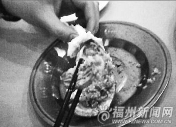 烤生蚝暴利黑幕：回收旧壳装死蚝 按新鲜价卖
