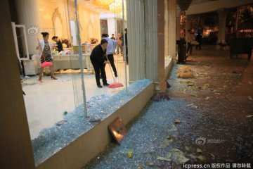 广州近百人持砖头木棒打砸医院