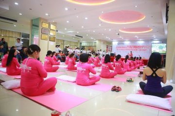10场地853名孕妇同练瑜伽 刷新吉尼斯世界纪录