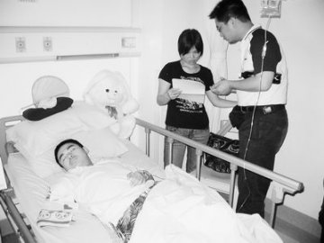 可乐男孩已可扶床边行走