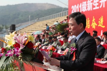 我校隆重举行2011级新生开学典礼暨军训汇报表演